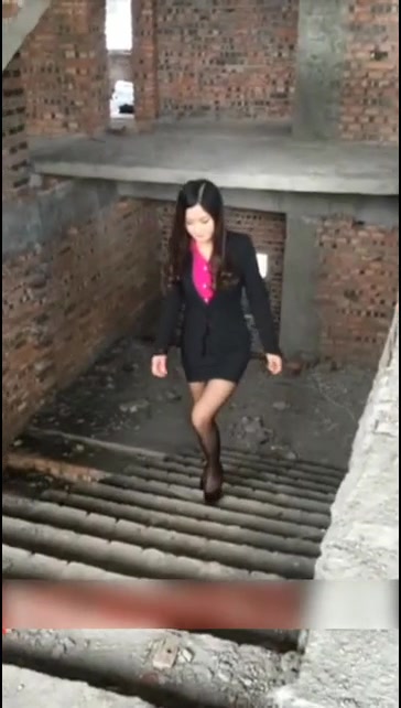 重口味黑丝女王找发泄自己的兽欲在野外找男人舔脚舔逼喝尿